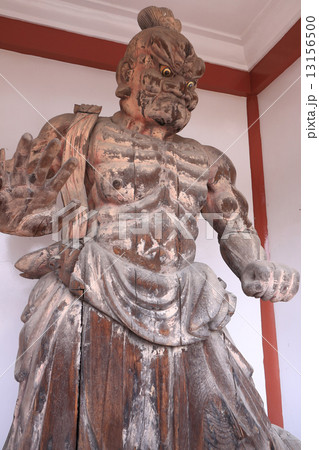 四国霊場第2番札所「極楽寺」仁王門の金剛力士像 13156500