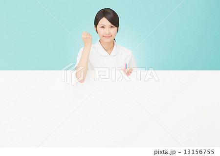 メッセージボードとガッツポーズするナース メッセージボードとガッツポーズするナース 13156755