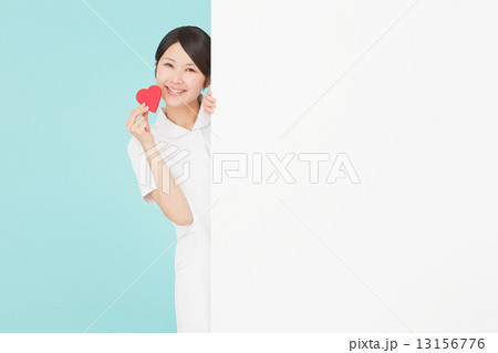 メッセージボードとハートを持つナース 13156776