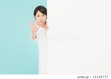 メッセージボードと制止するナース 13156777