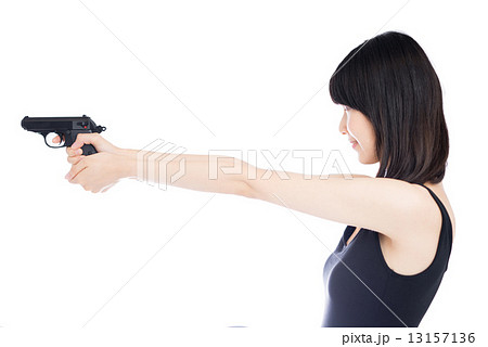 拳銃を構える女性の写真素材