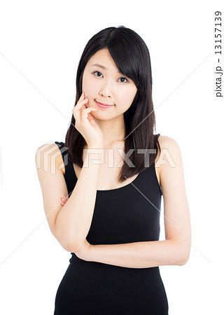考える女性 13157139