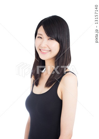 笑顔の女性 13157140