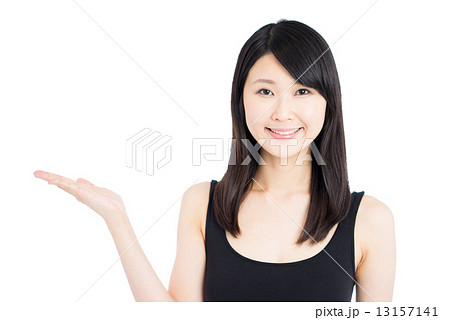 紹介する女性 13157141