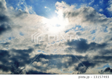 雲海に差し込む太陽光 13157493