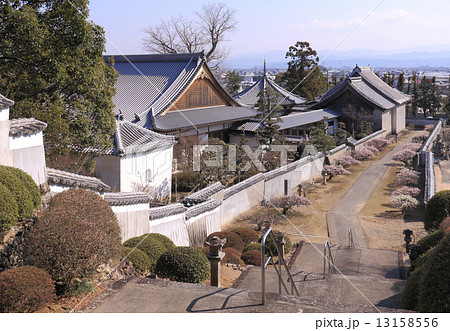 四国霊場第5番札所「地蔵寺」奥之院、五百羅漢堂手前から本堂方向を見る 13158556