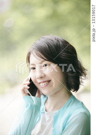 携帯をかける女性 携帯をかける女性 13159017