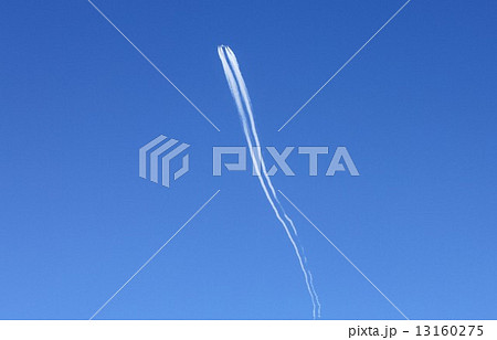はるか上空を飛行機雲を引きながら流れるように静かに進む飛行機 はるか上空を飛行機雲を引きながら流れるように静かに進む飛行機 13160275