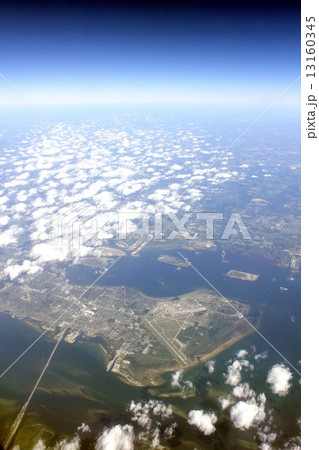 アメリカ東部フロリダ州、大西洋の海外線沿いに多くの入江が広がる 13160345