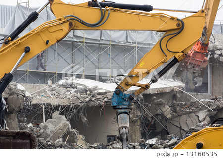 コンクリート建物の解体現場 13160535