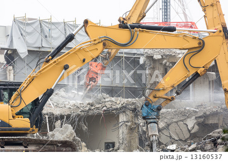 コンクリート建物の解体現場 13160537