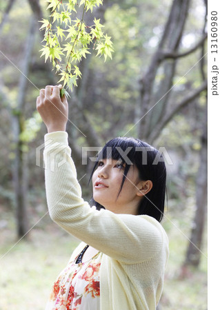 林の中の少女 林の中の少女 13160980