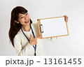 ボードを持った女性（指差し） 13161455
