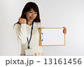 ボードを持った女性（ガッツポーズ） 13161456