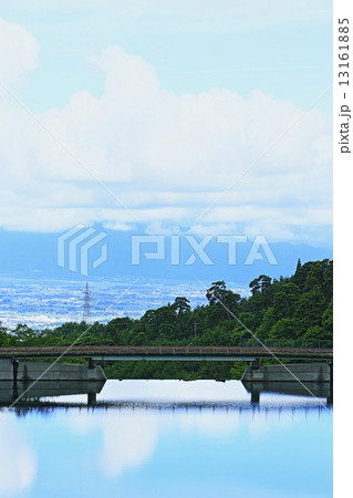 夏空を映すダム湖 13161885