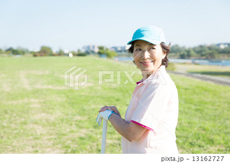 ゴルフをする女性 ゴルフをする女性 13162727
