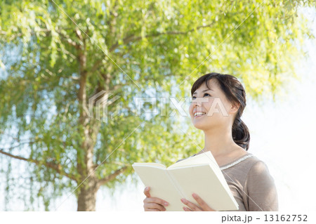 読書する女性 13162752