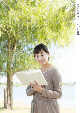 読書する女性 読書する女性 13162754