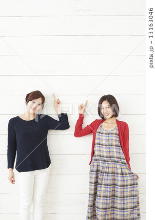 女子２人 13163046