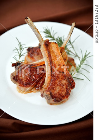 骨付きラム肉の香草焼き の写真素材