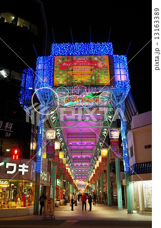 夜の吉祥寺サンロード商店街の写真素材