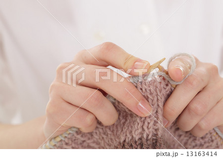 編み物をする女性 13163414