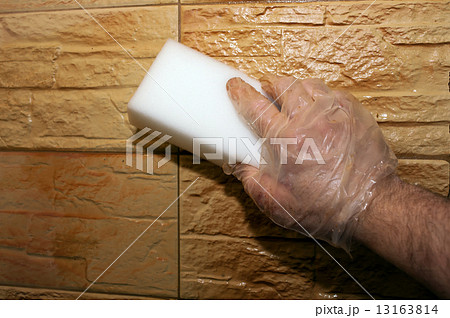 Removing grout joints between tiles 13163814