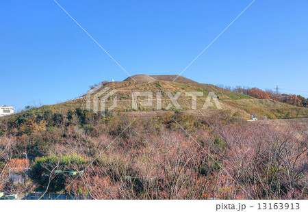 生活環境の保全上の支障を除去する行政代執行が実施されている産業廃棄物最終処分場の遠景 13163913