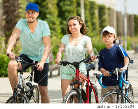 Summer vacation day of parents with son 13165804