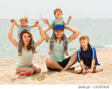 family of five in vacation family of five in vacation 13165928