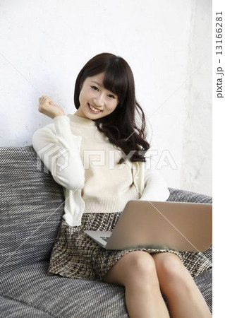 部屋でパソコンを使う女性 13166281