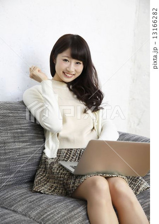 部屋でパソコンを使う女性 13166282