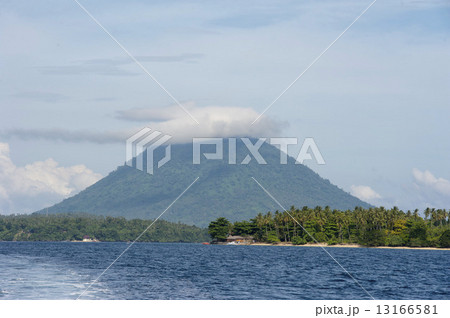 Siladen turquoise tropical paradise island 13166581
