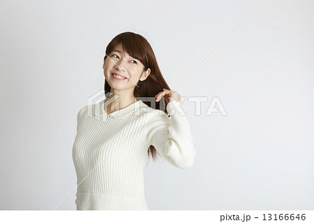 髪をなびかせる若い女性 右向き目線の写真素材