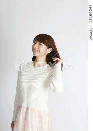 髪をなびかせる若い女性　縦イメージ 13166647