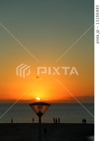 夕焼けのビーチ 13166885