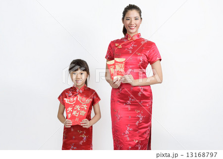 Chinese mother daughter in cheongsam holding red packet in isolated white background Chinese mother daughter in cheongsam holding red packet in isolated white background 13168797
