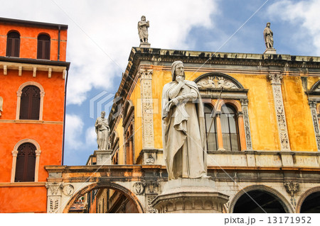 Monument of Dante Alighieri on the Piazza della Signoria in Vero Monument of Dante Alighieri on the Piazza della Signoria in Vero 13171952