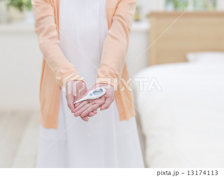 体温計を持つ看護士 13174113