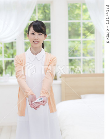 体温計を持つ看護士 13174123