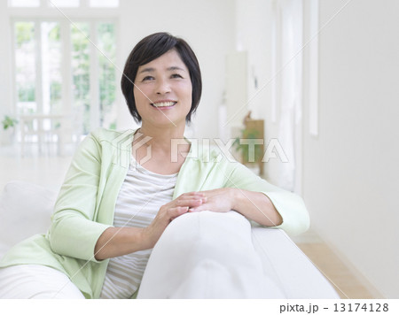 ソファに座る中高年女性 13174128
