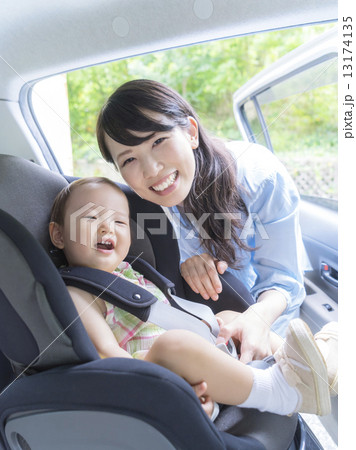 娘をチャイルドシートに乗せる母親 娘をチャイルドシートに乗せる母親 13174135