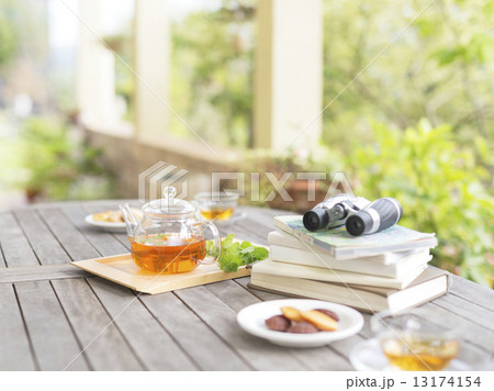 テーブルに置かれたティーセット 13174154