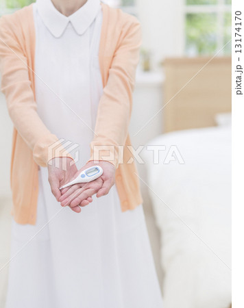 体温計を持つ看護士 13174170