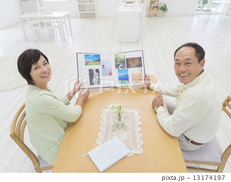 アルバムを持つ中高年夫婦 アルバムを持つ中高年夫婦 13174197