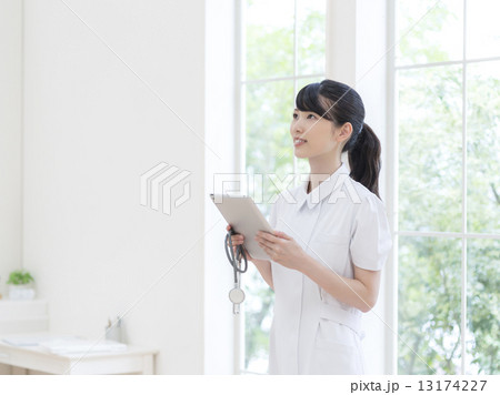 タブレットPCを持つ看護士 13174227