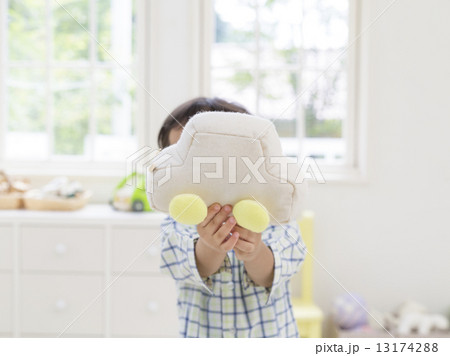 おもちゃの車を持つ男の子 13174288