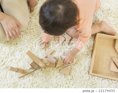積み木で遊ぶ親子 積み木で遊ぶ親子 13174435