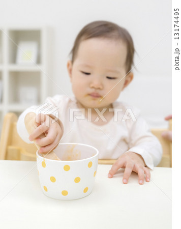 離乳食を食べる女の子 13174495