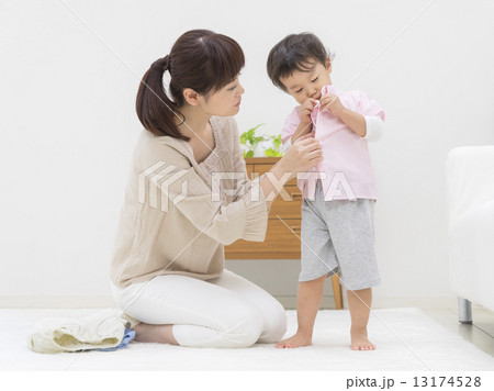 シャツを着る男の子と手伝う母親 13174528